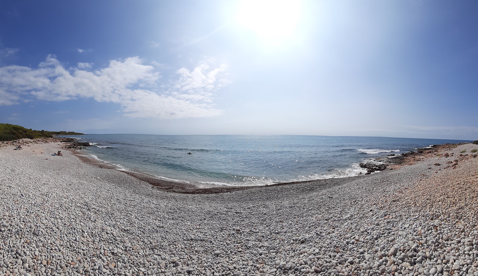 Foto di Platja Serradal con una superficie del ciottoli grigi