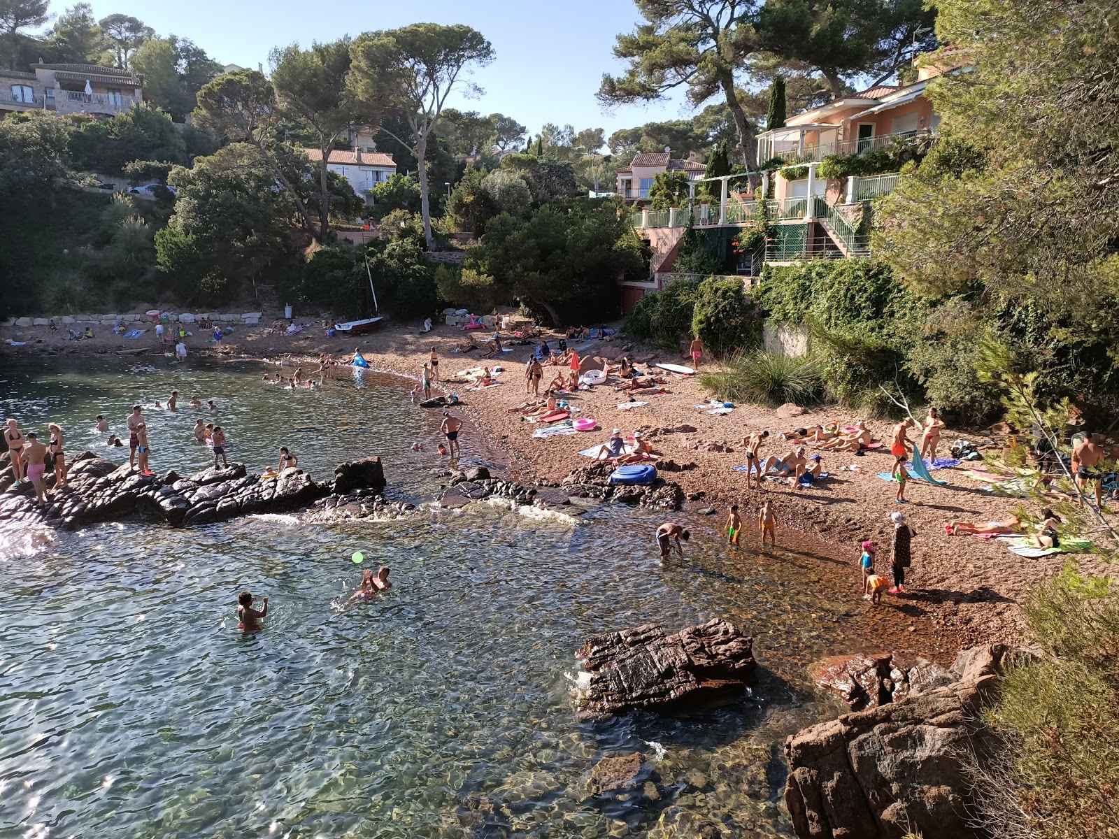 Foto von Plage du Fournas mit braune kiesel Oberfläche