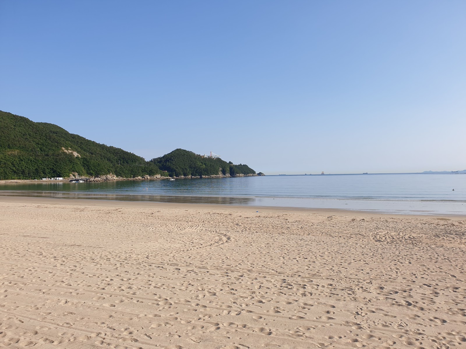 Zdjęcie Sangju Solbaram Beach z powierzchnią turkusowa czysta woda