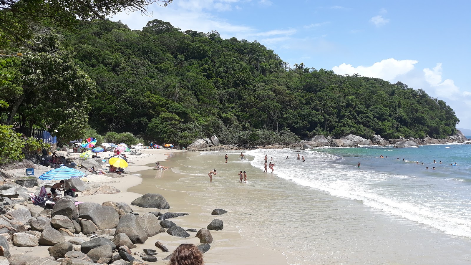 Praia do Estaleiro的照片 带有明亮的细沙表面