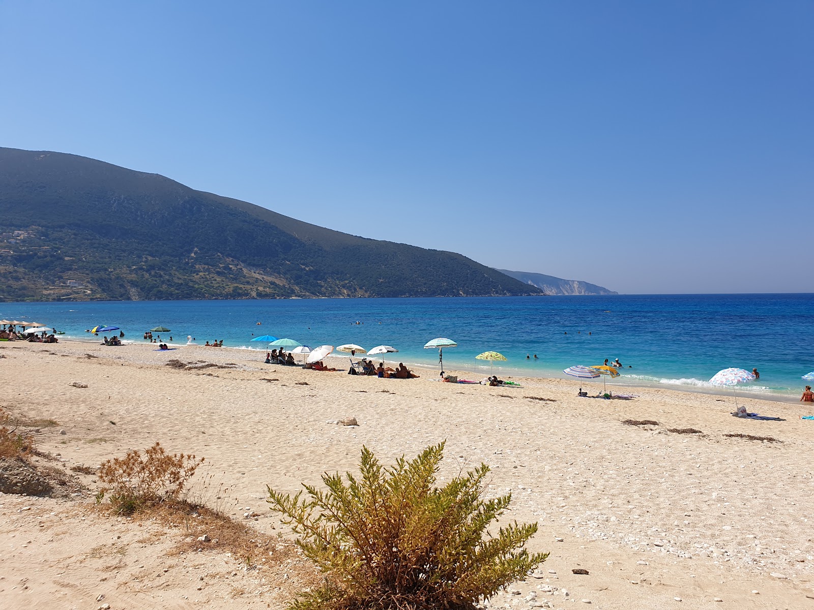 Foto von Agia Kiriaki Strand von Klippen umgeben