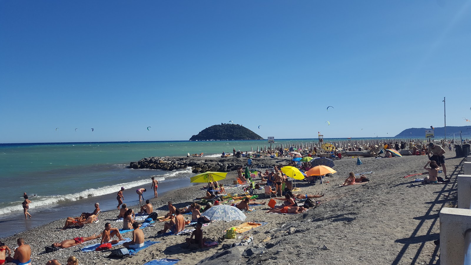 Foto von Doria beach von Klippen umgeben