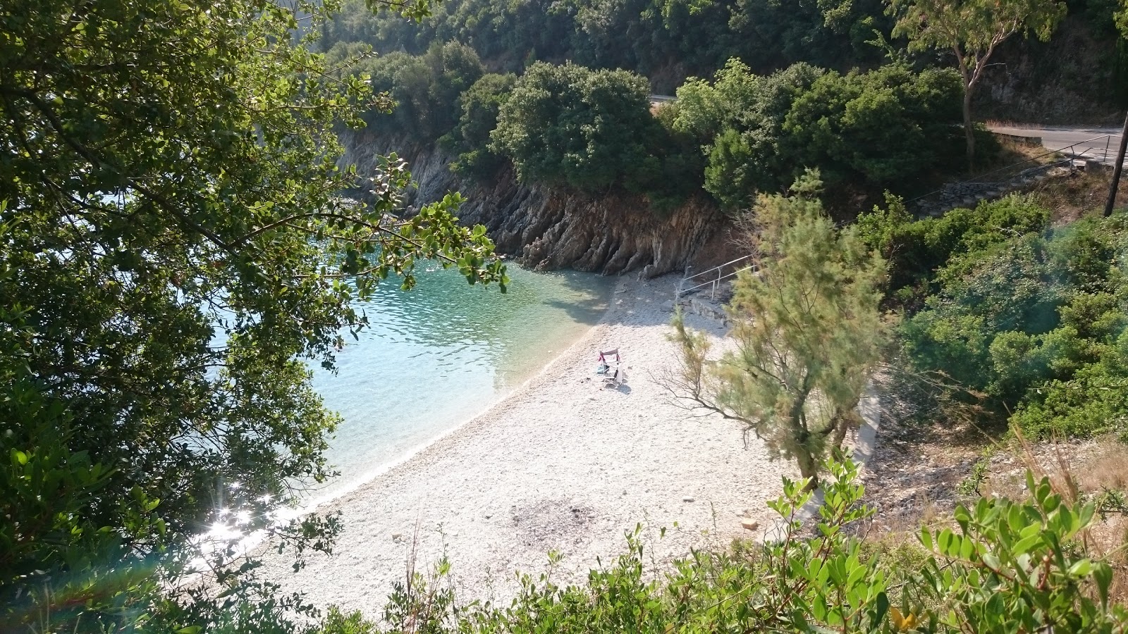 Foto af Kourvoulia beach med lille bugt