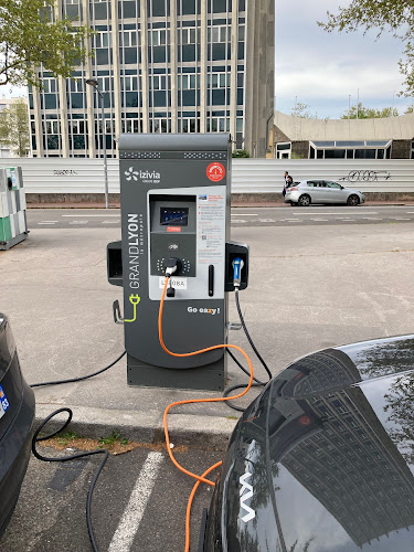 Borne de recharge de véhicules électriques IZIVIA Grand Lyon Station de recharge Lyon