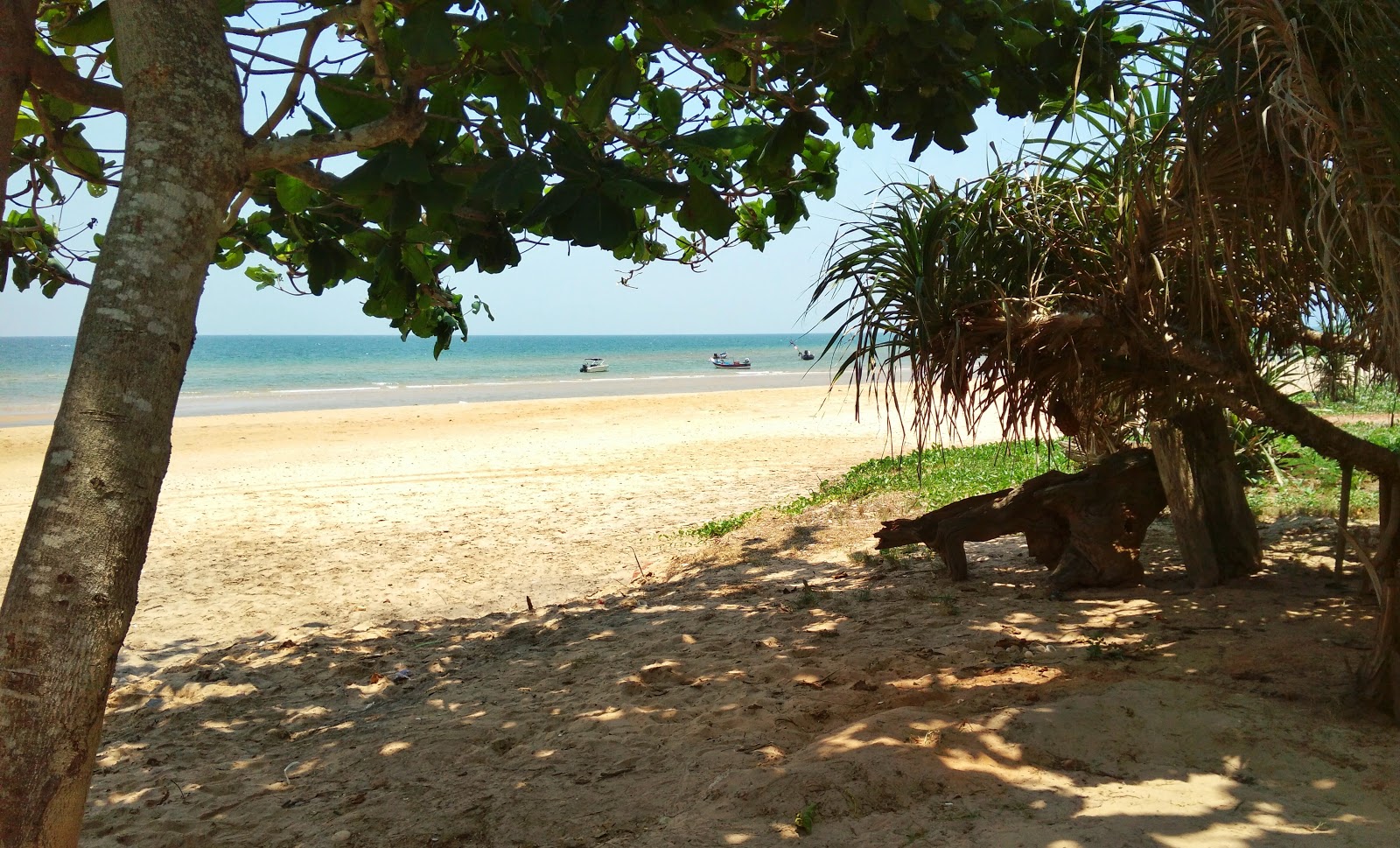 Valokuva Sananwan Beachista. pinnalla kevyt hiekka ja kivi:n kanssa