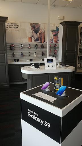 Cell Phone Store «Verizon Authorized Retailer - Simply», reviews and photos, 187 Highland Ave, Cheshire, CT 06410, USA