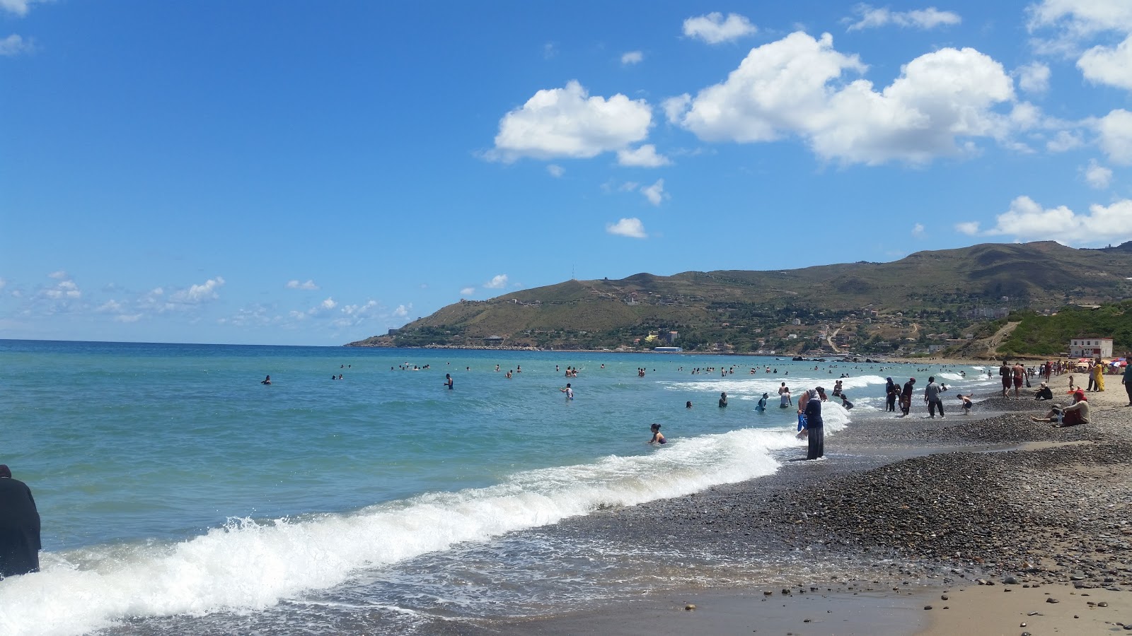 Plage Azeffoun Le Caroubier'in fotoğrafı uzun koy ile birlikte