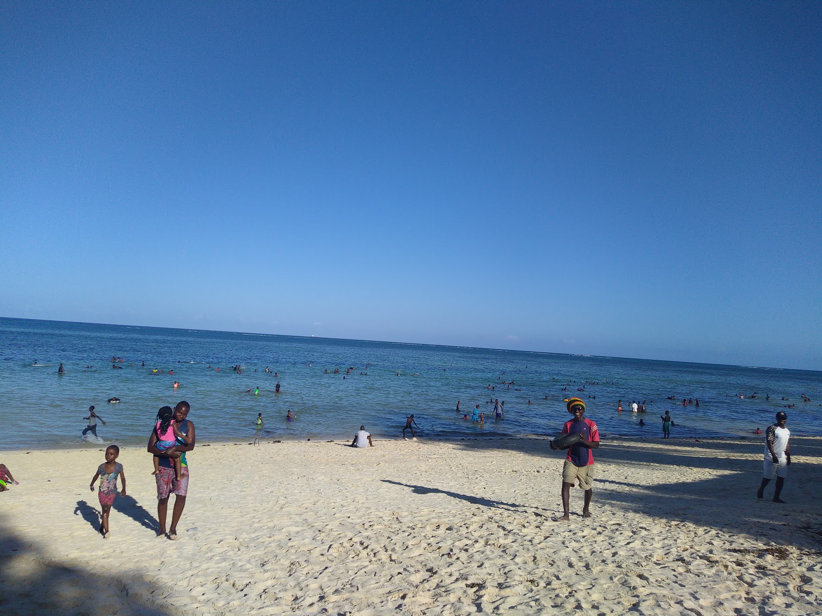 Foto di Shelly Beach con una superficie del sabbia pura grigia