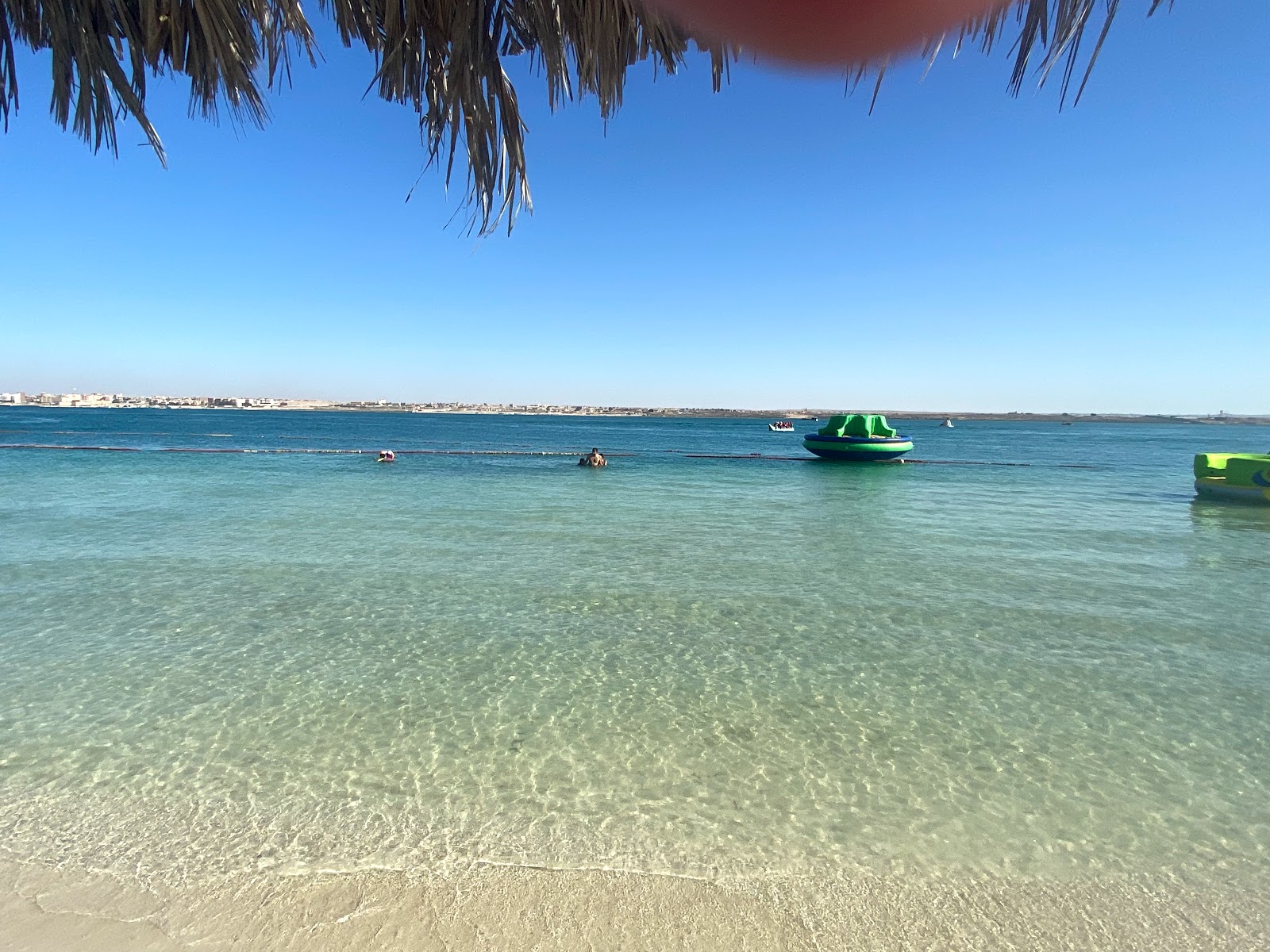 Fotografie cu Gana Beach cu o suprafață de apa pură turcoaz