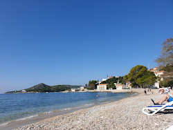 Foto av Astarea beach omgiven av klippor