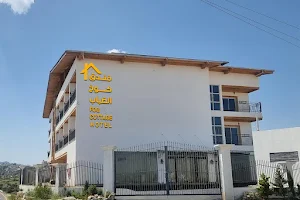 فندق كوخ الضباب image