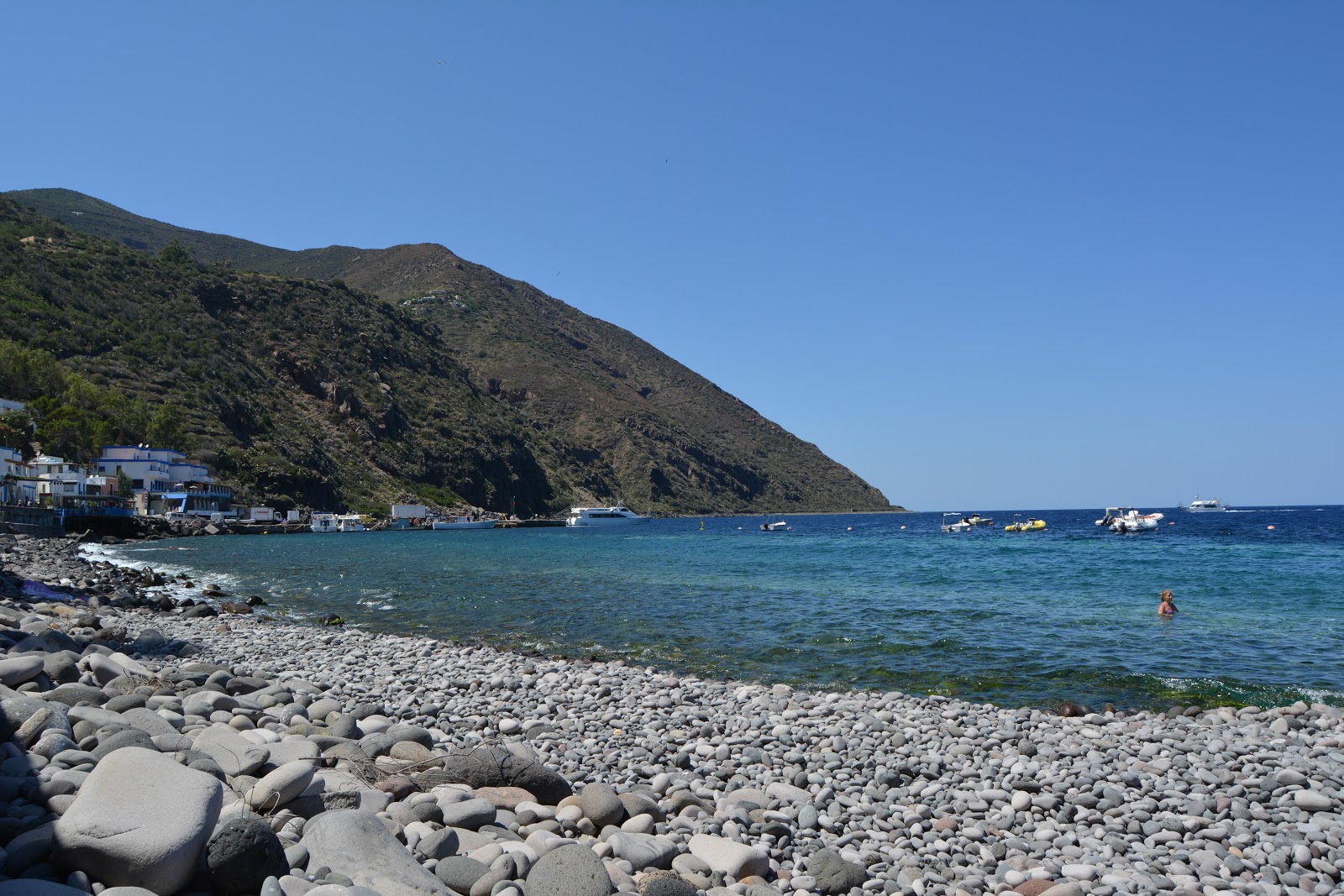 Foto de Port beach con agua cristalina superficie