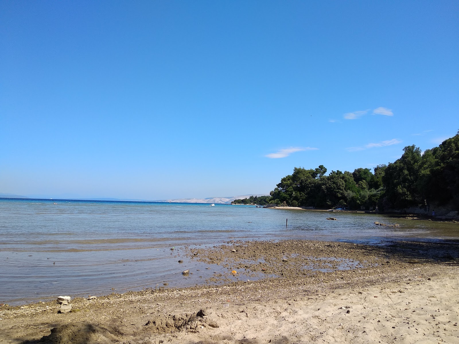 Φωτογραφία του Crikvena II beach με φωτεινή άμμος και βράχια επιφάνεια