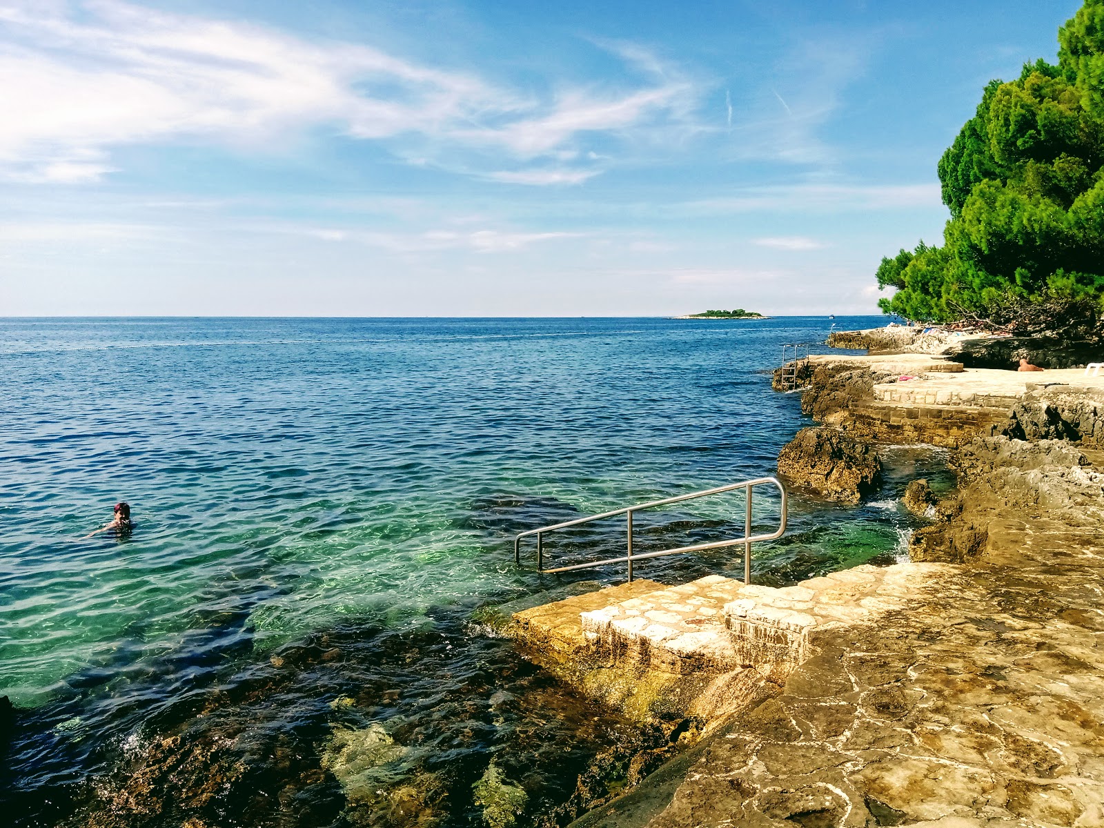 Photo de Plava Laguna beach II avec béton de surface