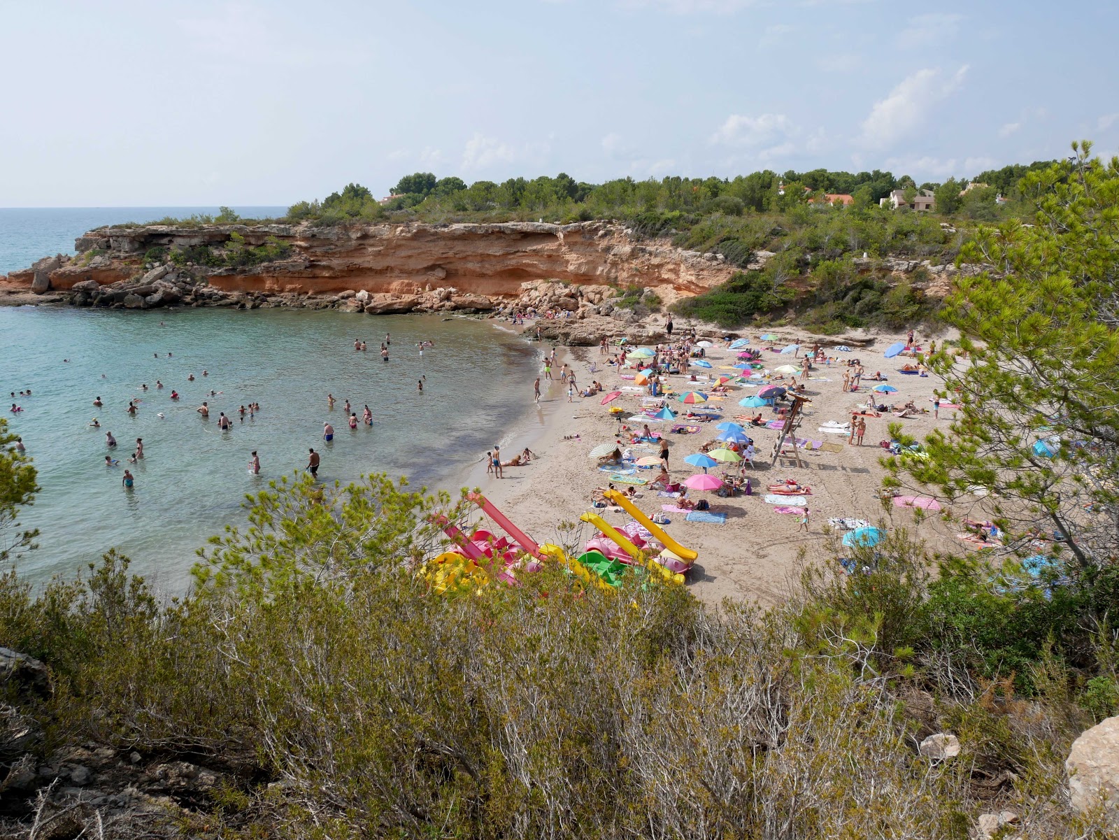 Φωτογραφία του Cala Forn με επίπεδο καθαριότητας πολύ καθαρό