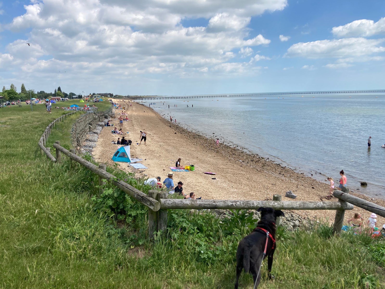 Foto di Spiaggia est di Shoebury con una superficie del sabbia beige e ciottoli