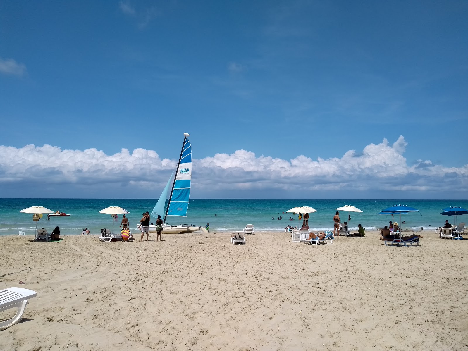 Foto di Guanabo beach con una superficie del sabbia beige fine