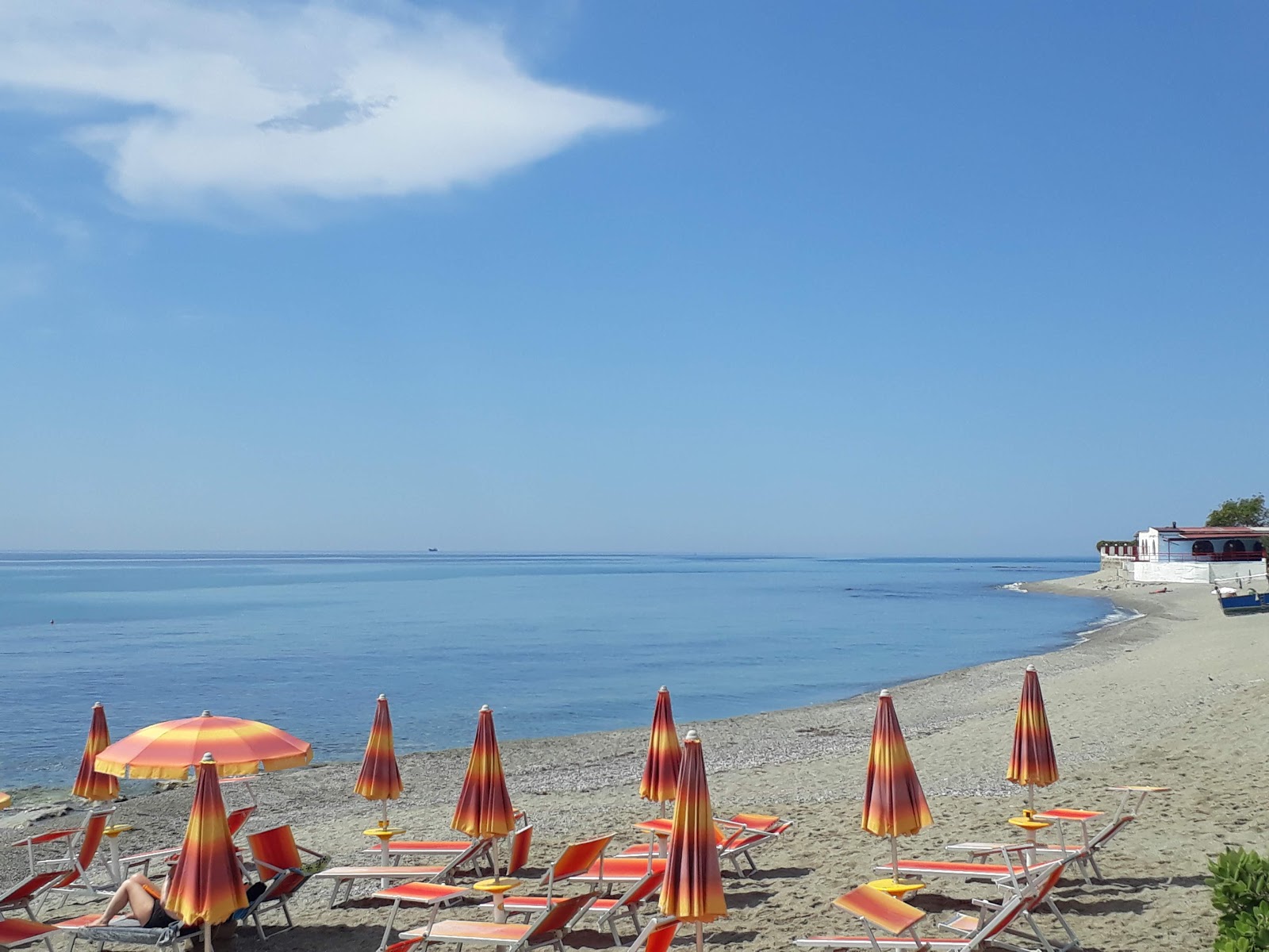 Spiaggia di Brancaleone'in fotoğrafı gri ince çakıl taş yüzey ile