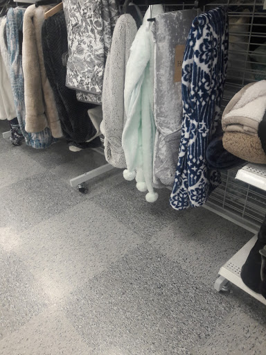 Clothing Store «Ross Dress for Less», reviews and photos, 10700 MacArthur Blvd, Oakland, CA 94605, USA