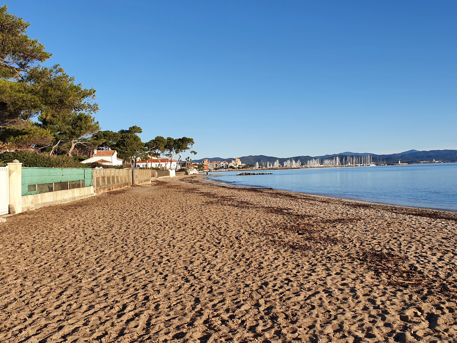 Foto de beach of Pesquiers com areia brilhante superfície