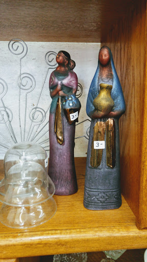 Thrift Store «Robins Roost Thrift Store», reviews and photos, 283 S 2nd St, Independence, OR 97351, USA