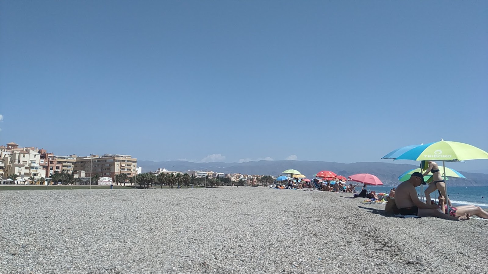 Photo de Playa de La Bajadilla - endroit populaire parmi les connaisseurs de la détente