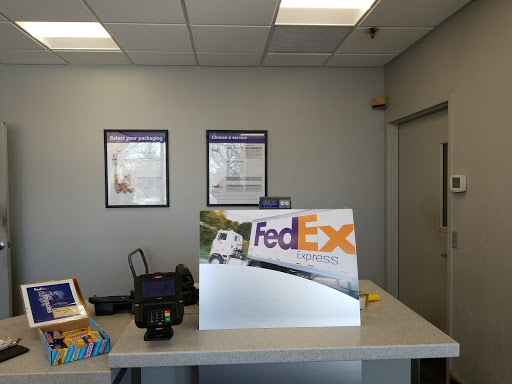 Shipping and Mailing Service «FedEx Ship Center», reviews and photos, 6955 Engle Rd, Middleburg Heights, OH 44130, USA