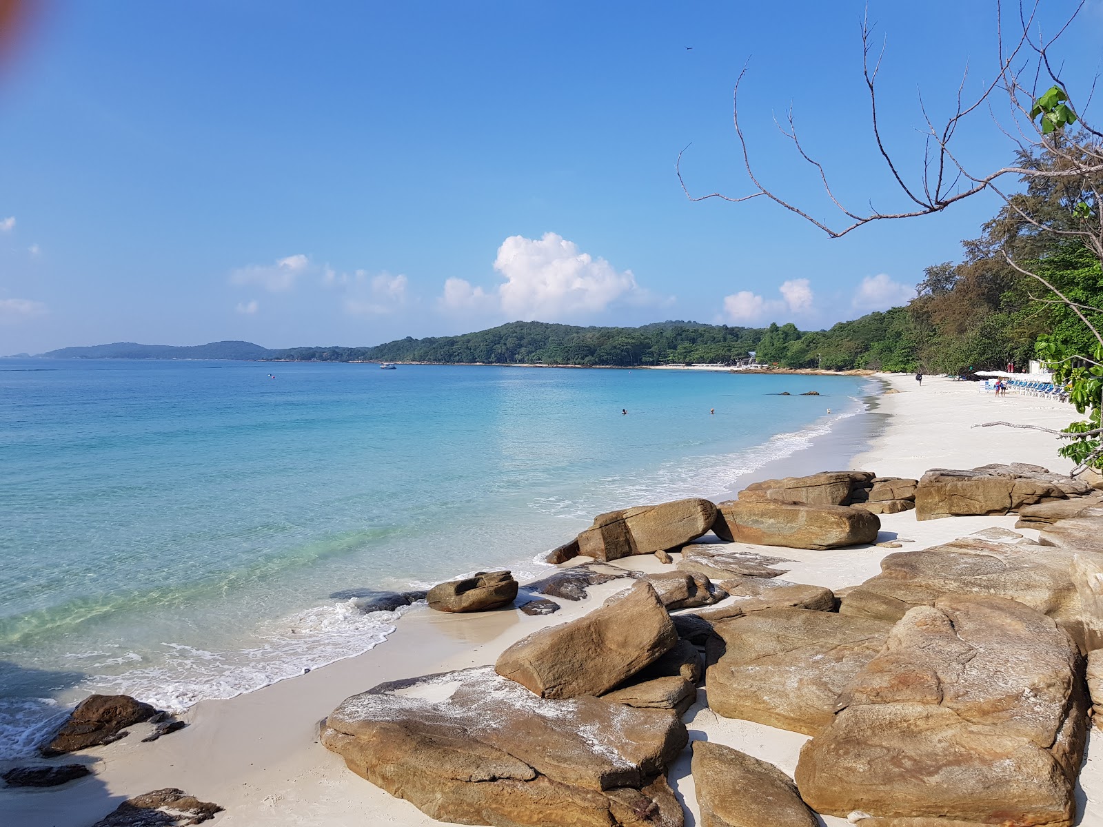 Foto von Sai Kaew Beach mit feiner weißer sand Oberfläche