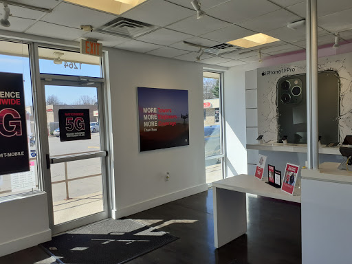 Cell Phone Store «T-Mobile», reviews and photos, 1264 E 14th St, Des Moines, IA 50316, USA