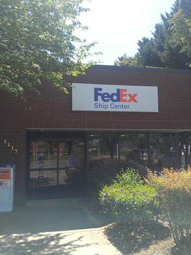 Shipping and Mailing Service «FedEx Ship Center», reviews and photos, 1117 International Pkwy, Fredericksburg, VA 22405, USA