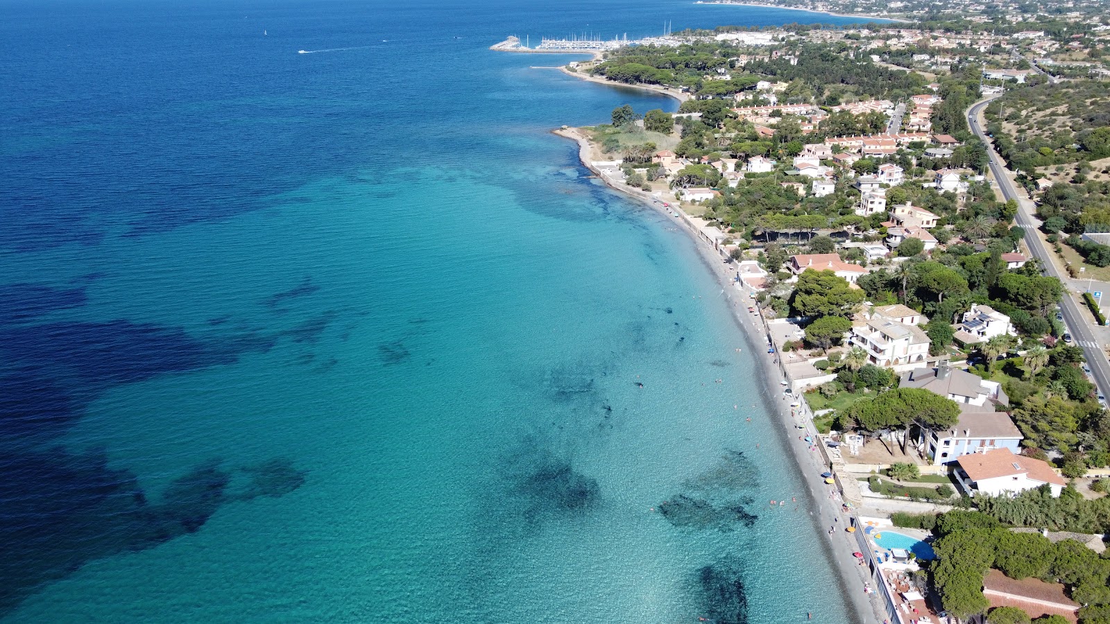 Spiaggia di Capitana的照片 带有蓝色纯水表面