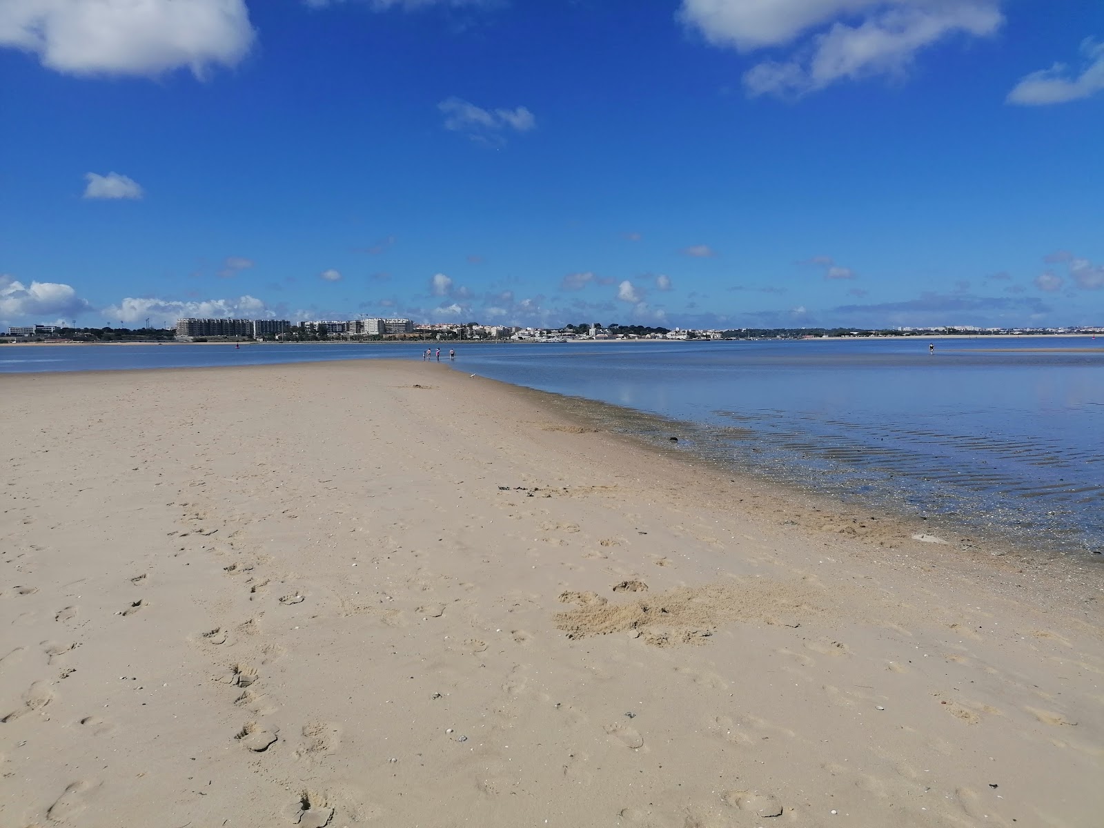 Praia Fluvial de Alburrica'in fotoğrafı ve yerleşim