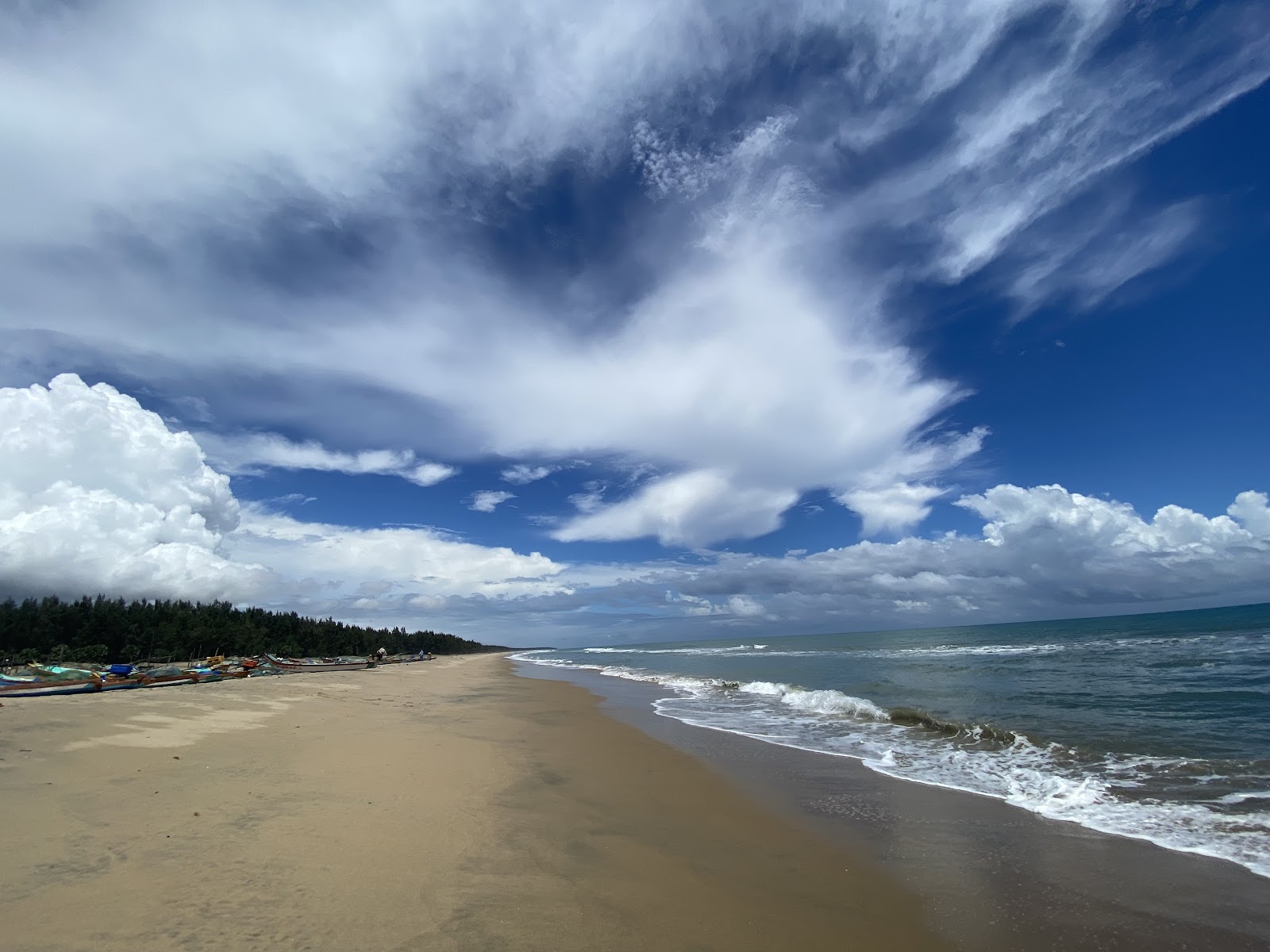 Foto di Thirumullaivasal Beach con una superficie del sabbia luminosa
