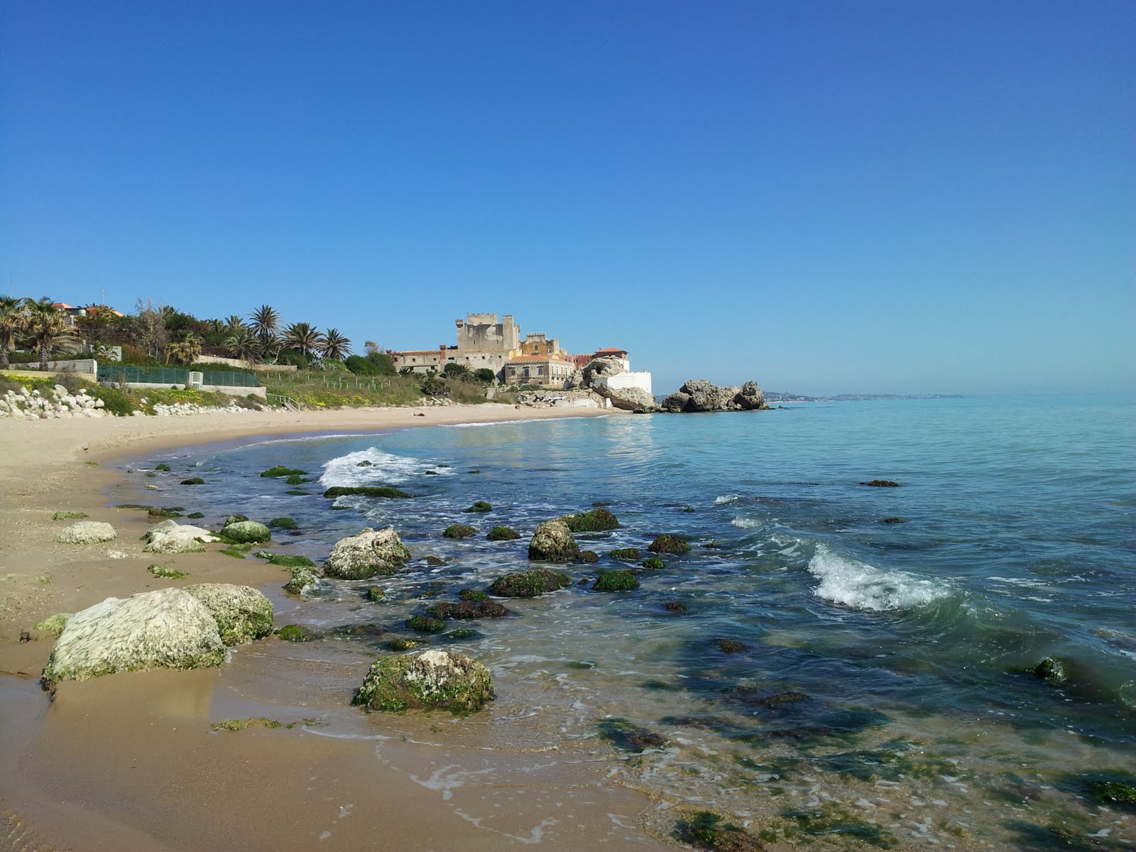 Foto di Spiaggia di Falconara con parzialmente pulito livello di pulizia