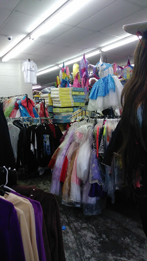 Sporting Goods Store «Deportes Y Mas», reviews and photos, 1517 SE 6th Ave, Topeka, KS 66607, USA