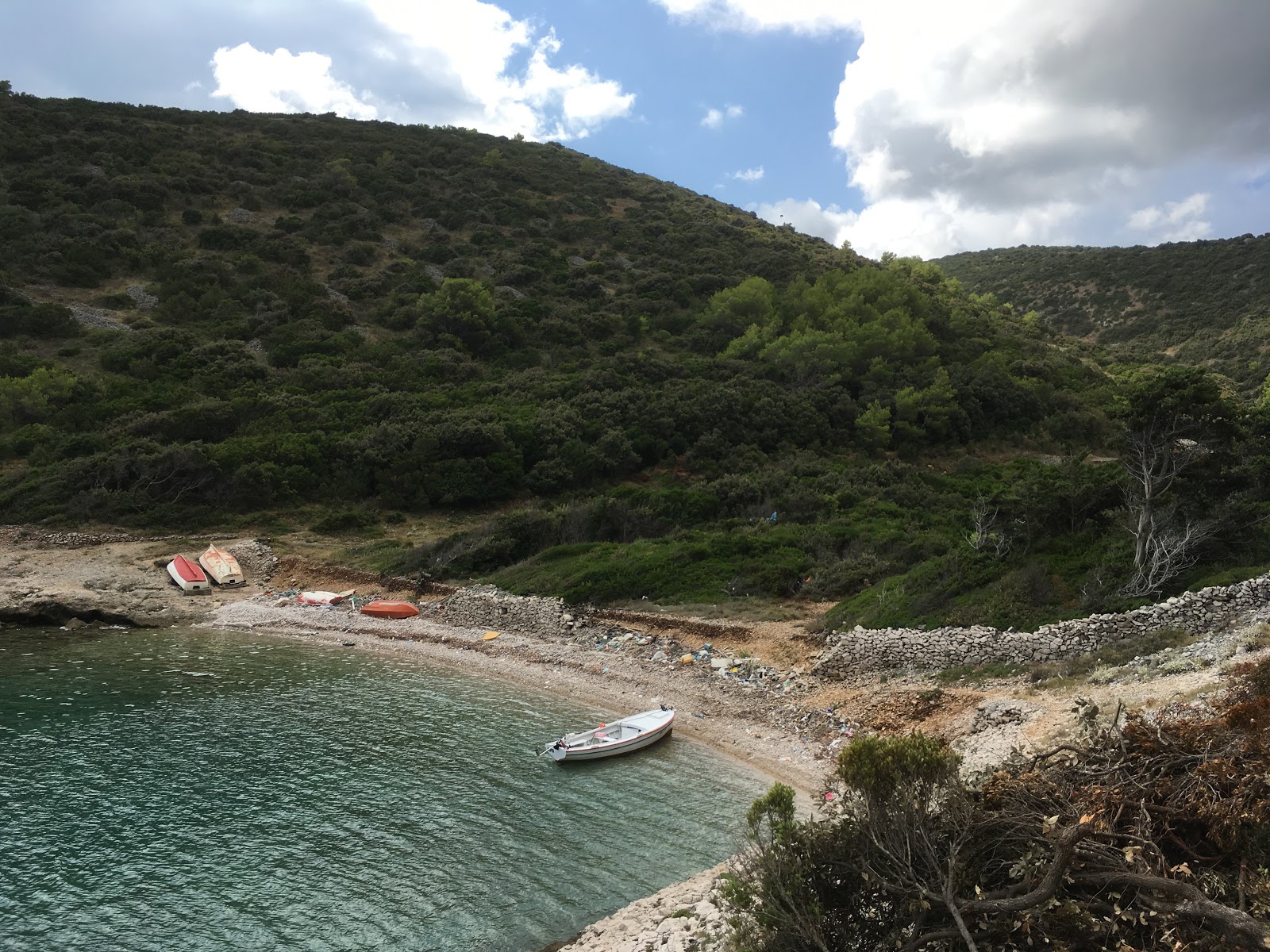 Foto di Tocinjak II beach con una superficie del ciottoli beige