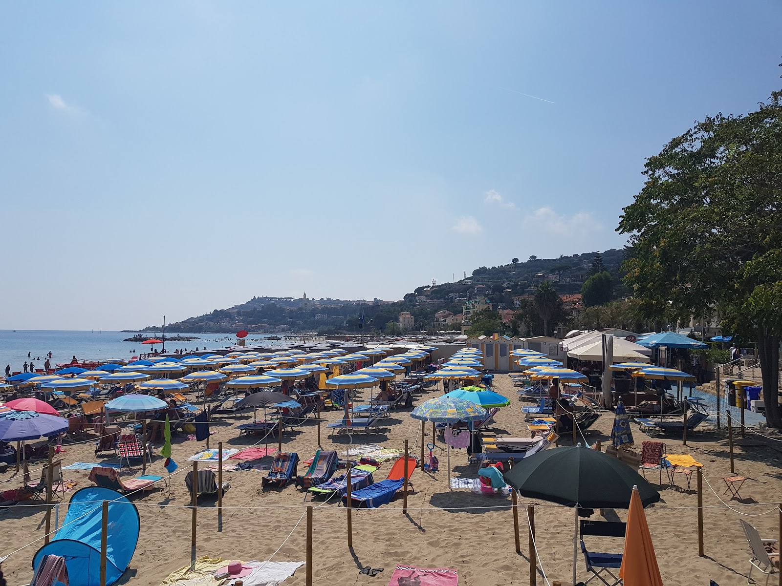 Foto von Spiaggia Arma di Taggia und die siedlung