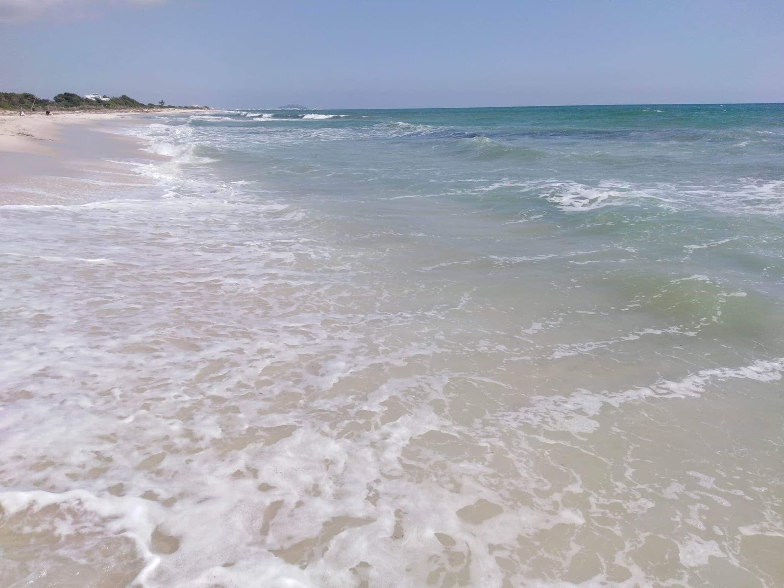Photo de EL Mrigueb Beach avec un niveau de propreté de partiellement propre