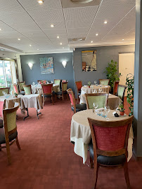 Atmosphère du Restaurant français Restaurant La Biche Aux Bois à Yerres - n°2