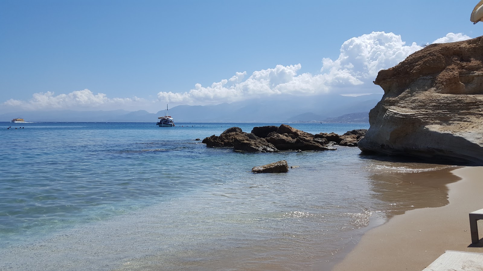 Photo of Saradari Beach and the settlement