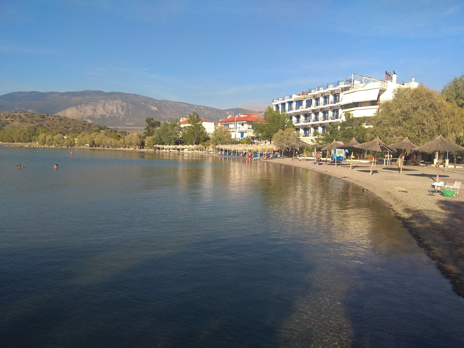 Fotografija Itea beach z rjava voda površino