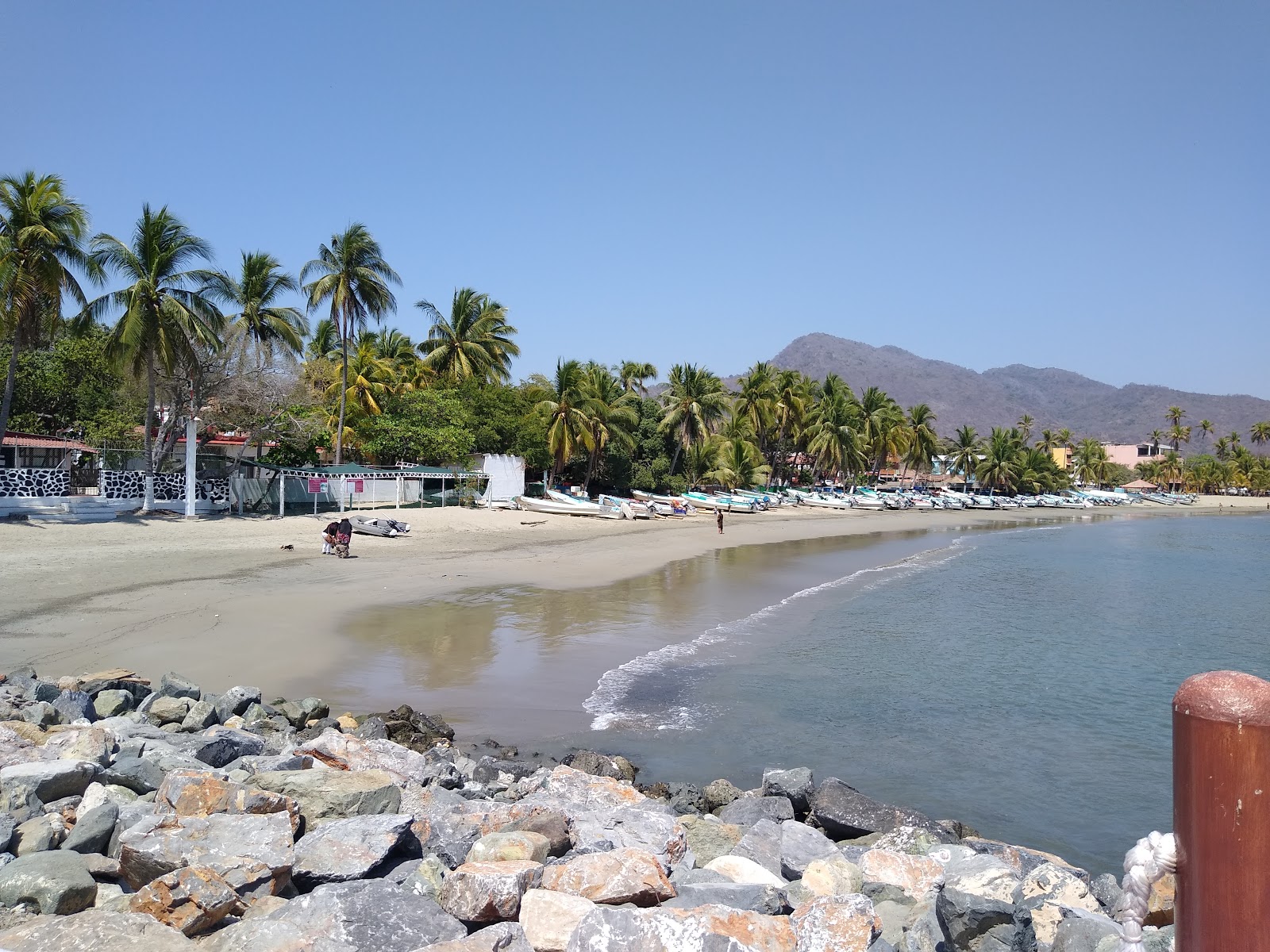 Foto de Zihuatanejo beach com areia cinza superfície