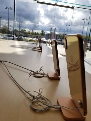 Computer Store «Apple Eton», reviews and photos, 28849 Chagrin Blvd, Woodmere, OH 44122, USA