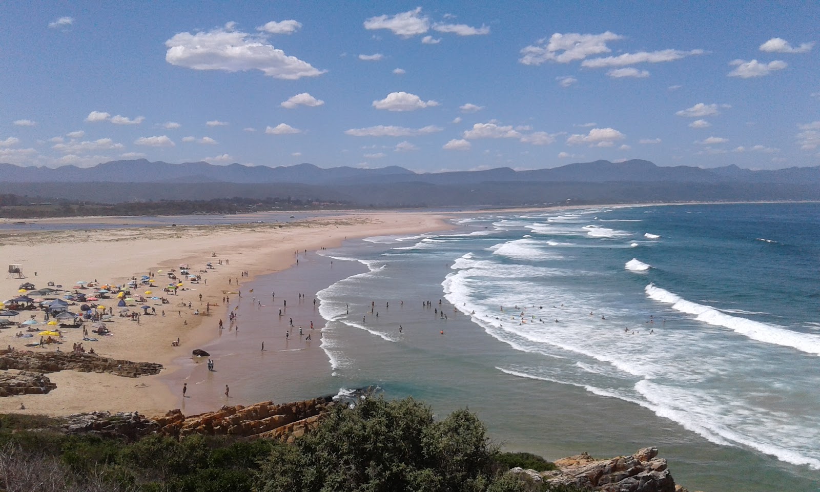 Fotografie cu Lookout beach cu o suprafață de nisip beige