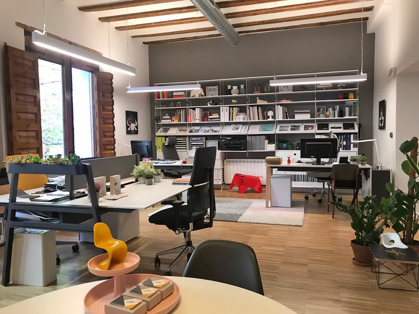 Summa Espacio Global | Venta mobiliario oficina en Zaragoza · Mamparas de oficina · Sillas · Mesas · Venta Mamparas de metacrilato