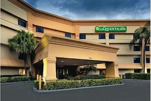 La Quinta Inn & Suites by Wyndham Miami Airport East image