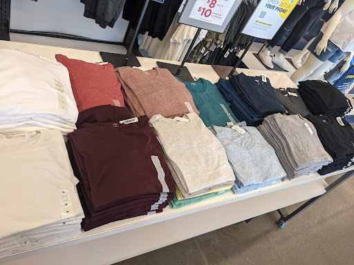 Clothing Store «Old Navy», reviews and photos, 1425 Som Center Rd, Mayfield Heights, OH 44124, USA