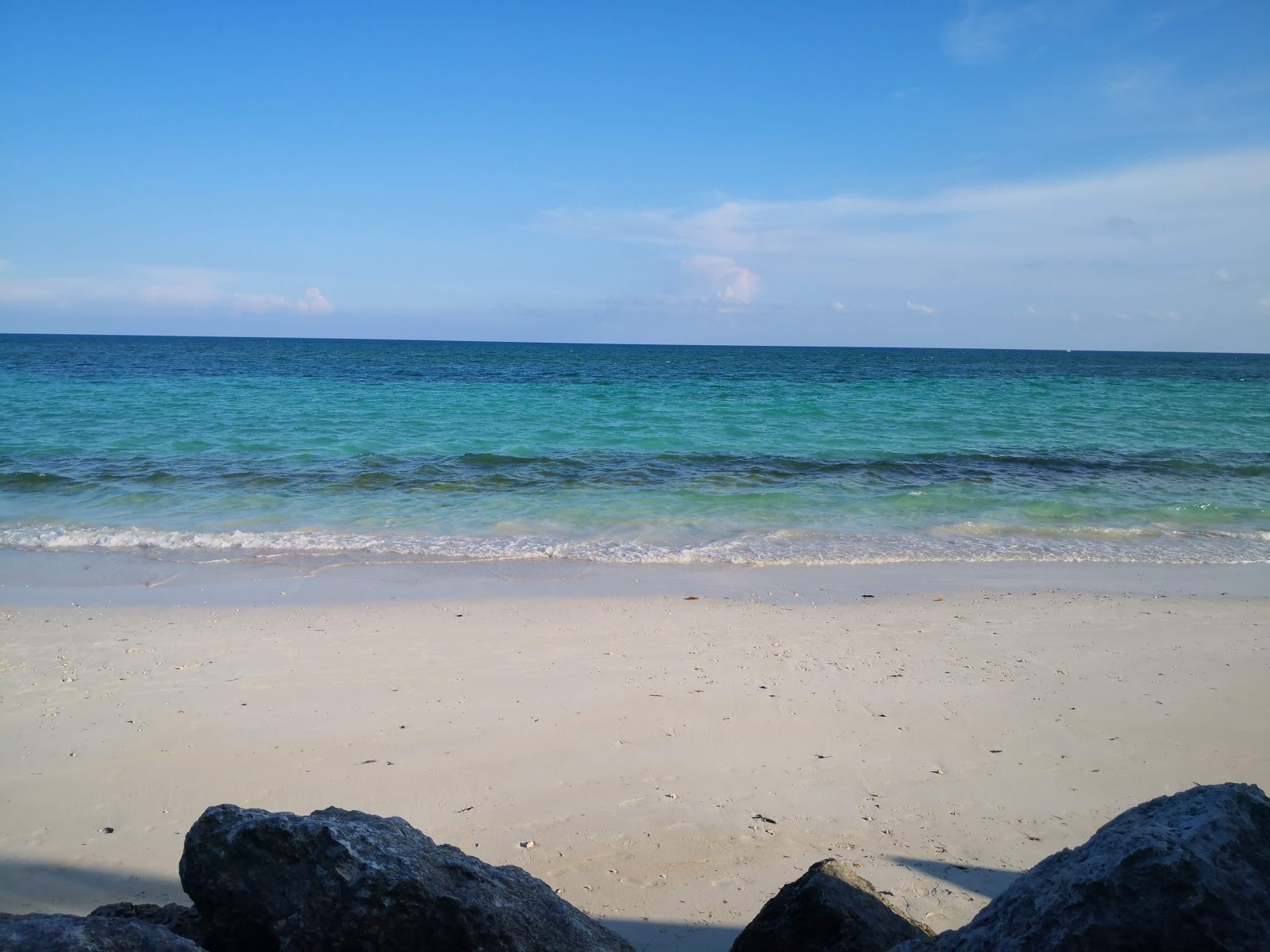 Fotografija Wild Goose Town beach z kevyt hiekka ja kivi površino