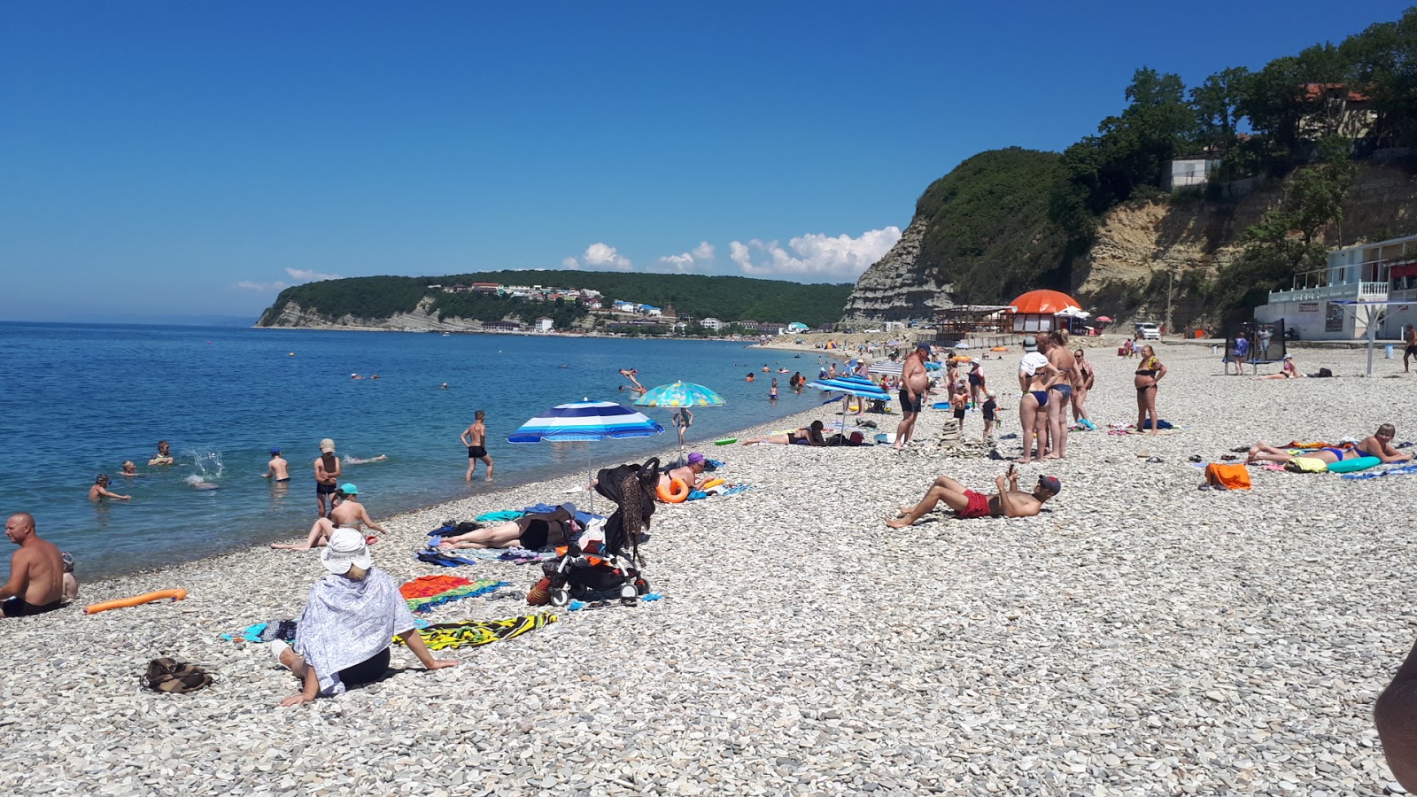 Foto von Primorskaya beach von Klippen umgeben