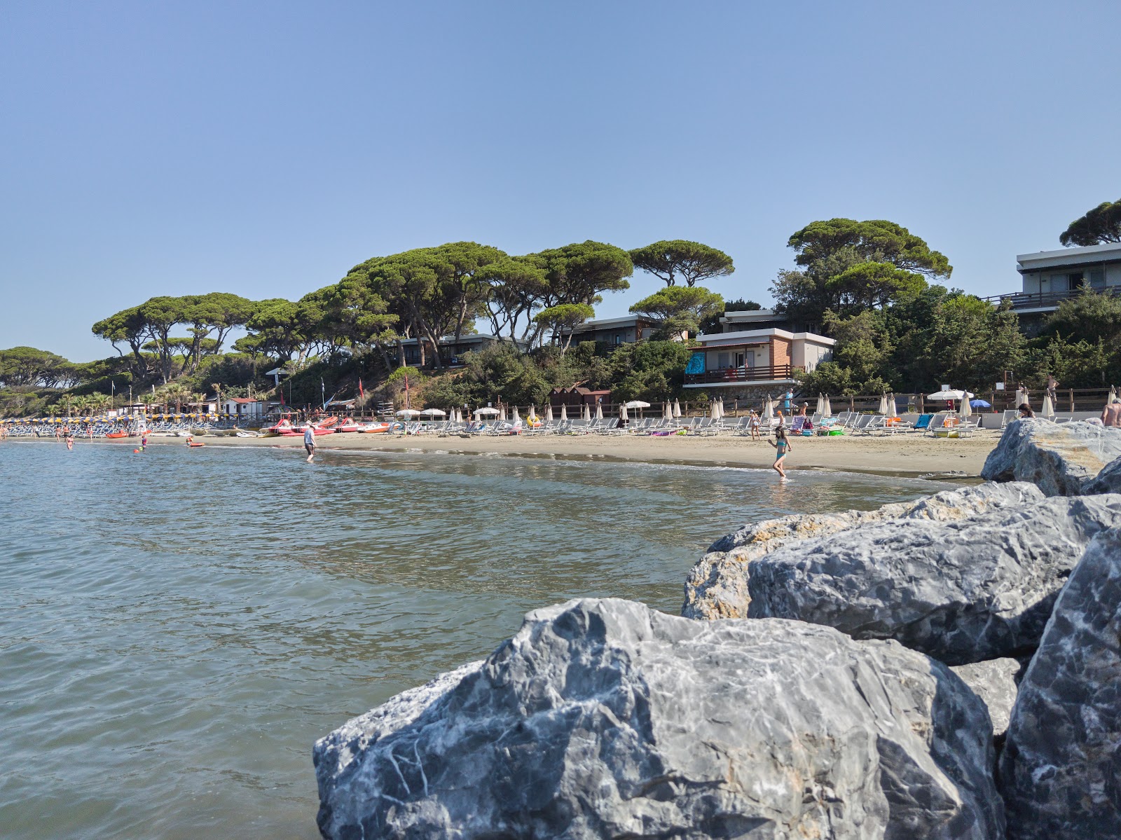 Spiaggia Golfo del Sole'in fotoğrafı - rahatlamayı sevenler arasında popüler bir yer